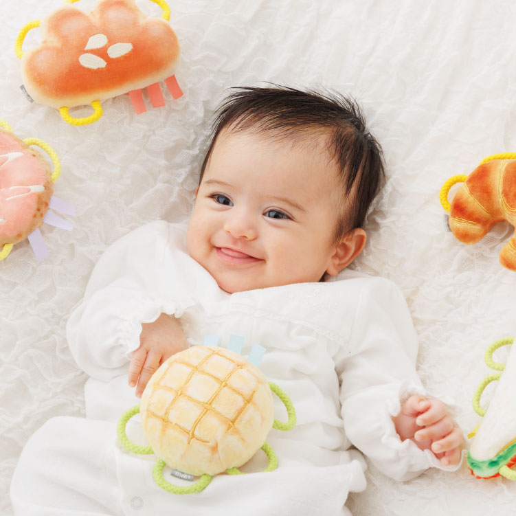 赤ちゃんがわっかラトルを持っている様子